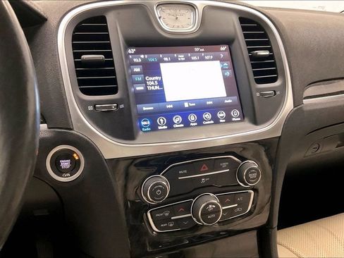 Used 2018 Chrysler 300 Limited w/ Light Group image 5