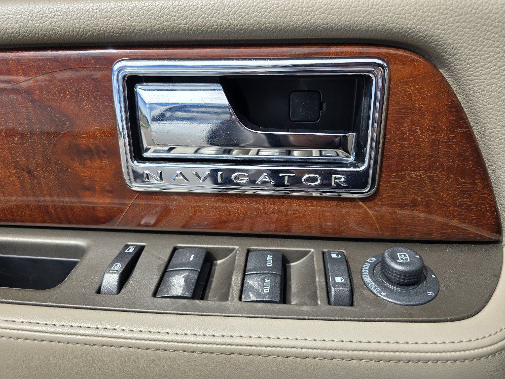 Used 2013 Lincoln Navigator 4WD w/ HD Trailer Tow Pkg image 19