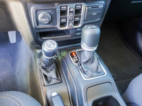 Used 2025 Jeep Wrangler Sport S image 14