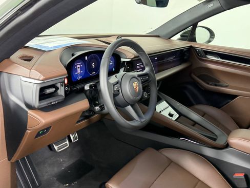 Certified 2025 Porsche Macan 4S Electric AWD/4WD image 4