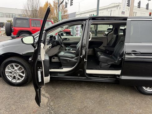 Used 2024 Chrysler Pacifica Touring-L image 26