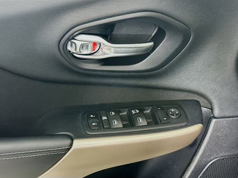 Used 2017 Jeep Cherokee Sport image 15