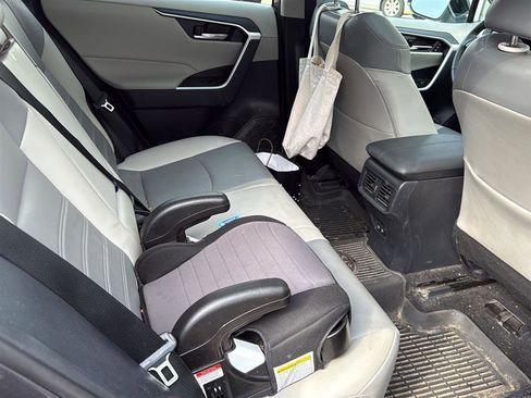 Used 2021 Toyota RAV4 XLE Premium image 15