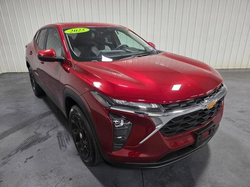 Used 2025 Chevrolet Trax LS w/ LS Convenience Package FWD image 2