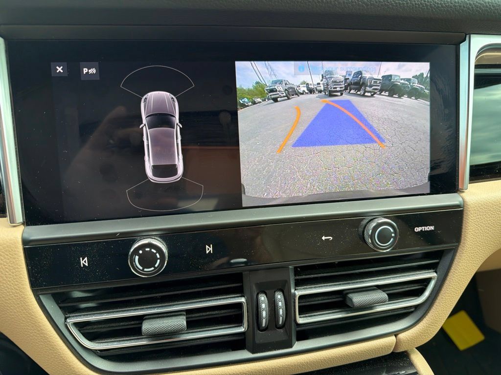 Used 2024 Porsche Macan AWD/4WD image 3