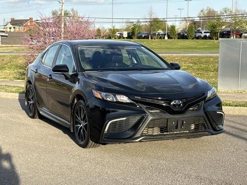 Used 2023 Toyota Camry SE image 3