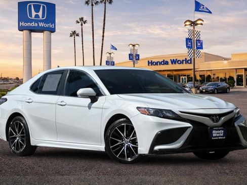Used 2024 Toyota Camry SE FWD image 2
