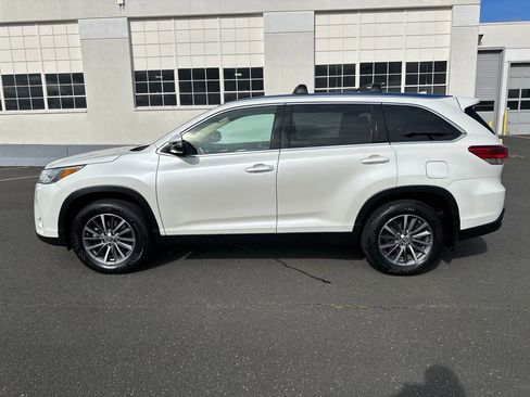 Used 2019 Toyota Highlander XLE AWD/4WD image 3