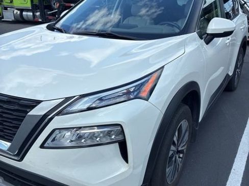 Used 2022 Nissan Rogue SV w/ SV Premium Package image 2