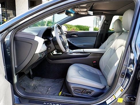 Used 2019 Toyota Avalon XLE image 13
