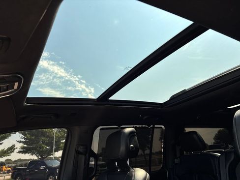 Used 2023 Jeep Wagoneer L 4WD w/ Premium Group I image 2