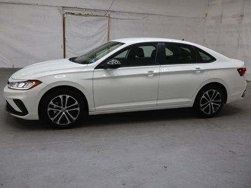 Used 2025 Volkswagen Jetta Sport FWD image 4