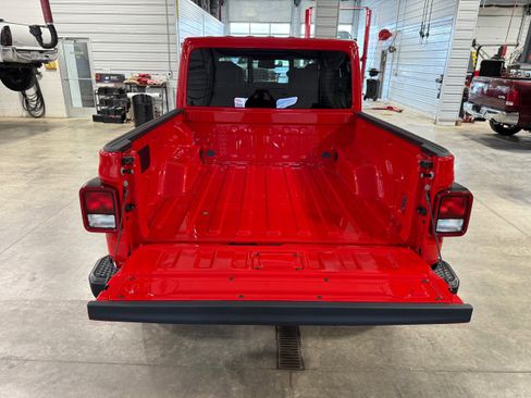 Used 2025 Jeep Gladiator Sport image 28