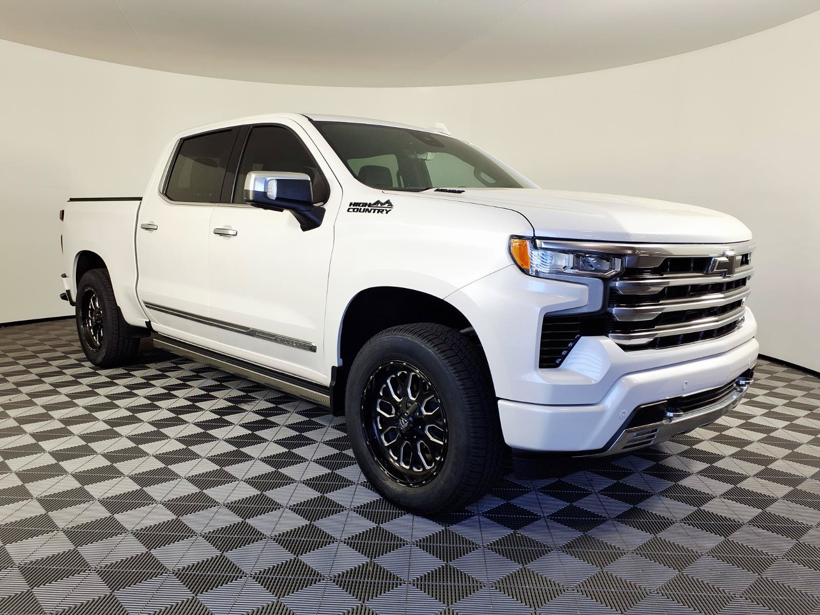 Used 2023 Chevrolet Silverado 1500 High Country w/ High Country Premium Package AWD/4WD image 3
