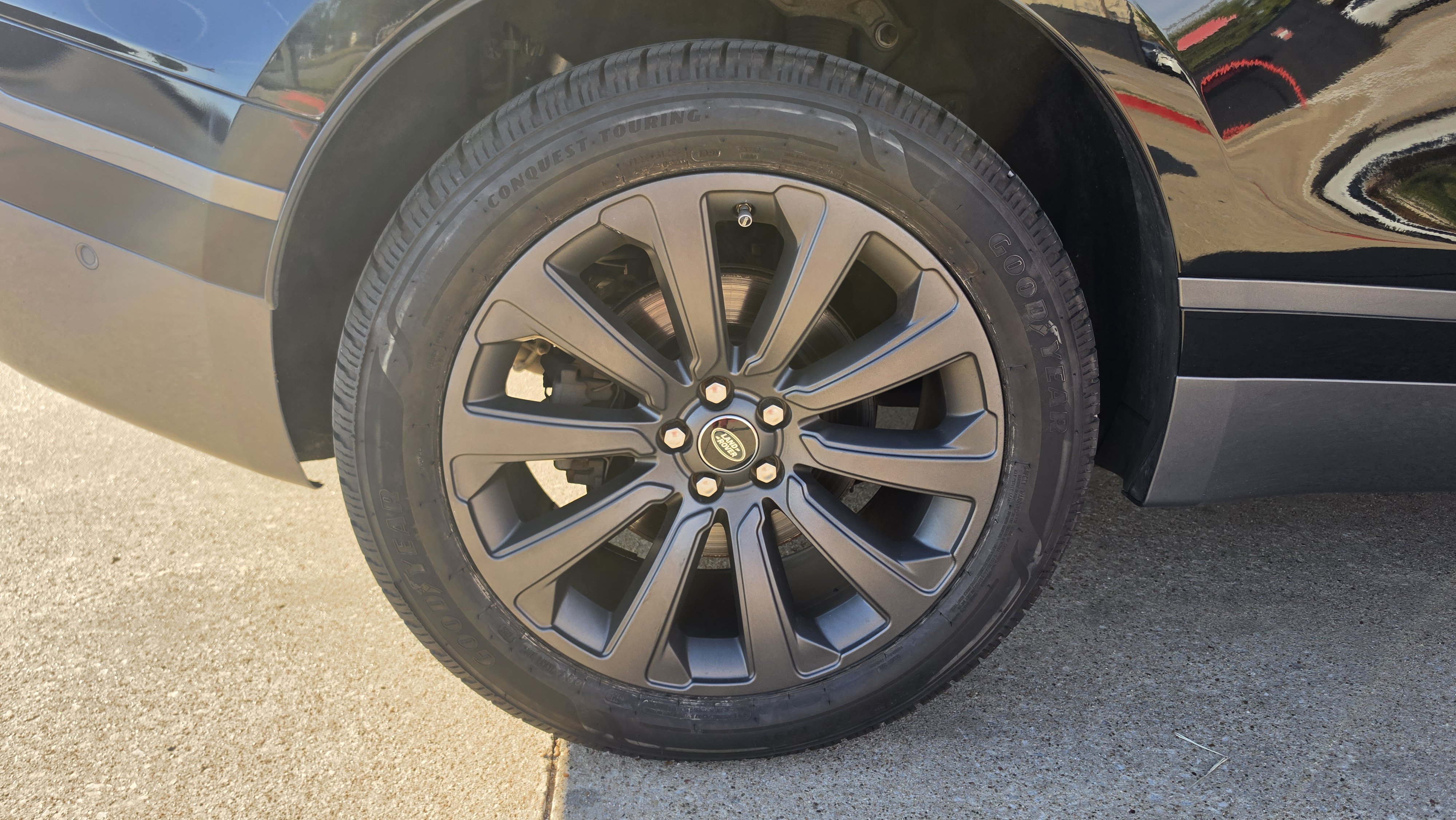 Used 2018 Land Rover Range Rover Velar R-Dynamic SE AWD/4WD image 15