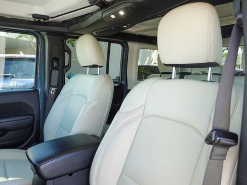 Used 2024 Jeep Wrangler Unlimited AWD/4WD image 23