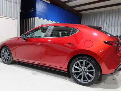 Used 2019 MAZDA MAZDA3 Hatchback FWD image 2