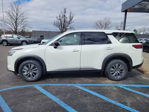 New 2025 Nissan Pathfinder S image 9