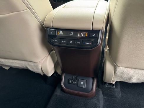 Used 2021 Toyota Highlander Platinum AWD/4WD image 14