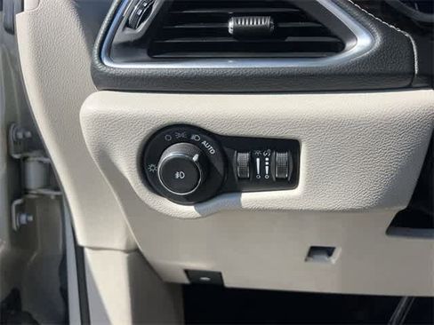 Used 2021 Chrysler Pacifica Limited w/ Uconnect Theater Family Group image 29