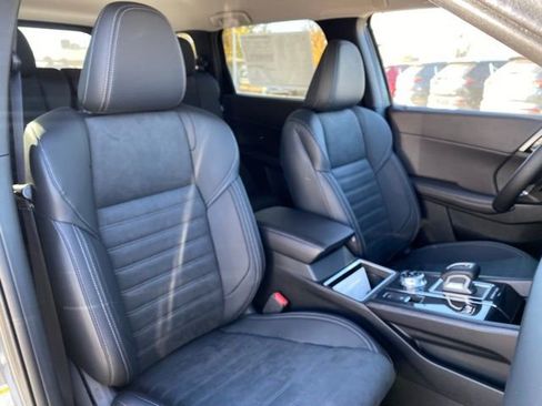 New 2025 Mitsubishi Outlander SE image 9