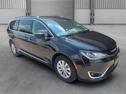 Used 2017 Chrysler Pacifica Touring-L FWD image 26