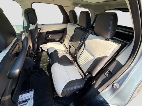 New 2025 Land Rover Discovery Dynamic SE image 22