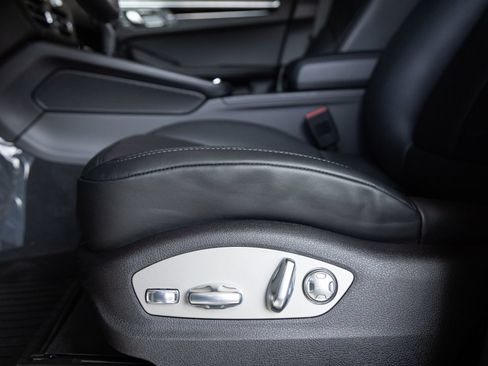Certified 2026 Porsche Macan AWD/4WD image 21