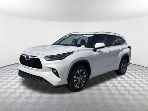 Certified 2025 Toyota Highlander XLE FWD image 3