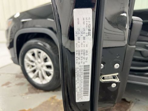 Used 2019 Jeep Cherokee Latitude w/ Popular Appearance Group AWD/4WD image 27