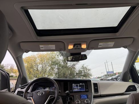 Used 2018 Toyota Sienna XLE image 20