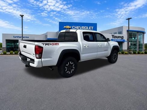 Used 2017 Toyota Tacoma TRD Off-Road w/ Premium & Technology Package AWD/4WD image 7