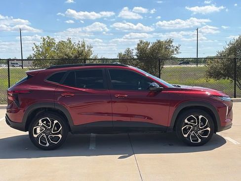 Used 2024 Chevrolet Trax RS w/ Sunroof Package image 7