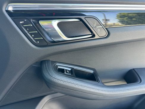 Certified 2025 Porsche Macan AWD/4WD image 19