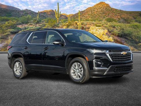 Used 2023 Chevrolet Traverse LT image 2
