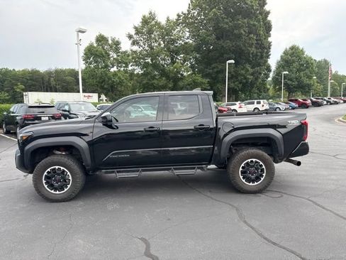 Used 2025 Toyota Tacoma TRD Off-Road AWD/4WD image 5