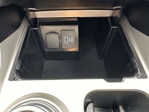 Used 2022 Ford Explorer XLT w/ Equipment Group 202A AWD/4WD image 26