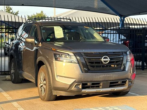 Used 2023 Nissan Pathfinder SL w/ Lighting Package (N92) FWD image 3