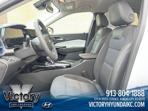 Used 2025 Chevrolet Trax LT FWD image 9