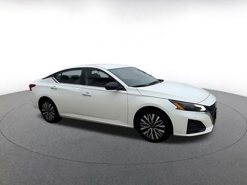 Used 2025 Nissan Altima 2.5 SV image 2