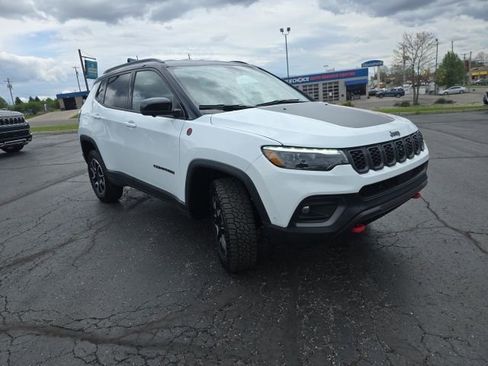 Used 2025 Jeep Compass Trailhawk w/ Trailhawk Elite Group AWD/4WD image 12