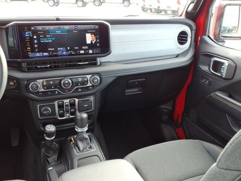 Used 2025 Jeep Wrangler Unlimited Sahara image 10