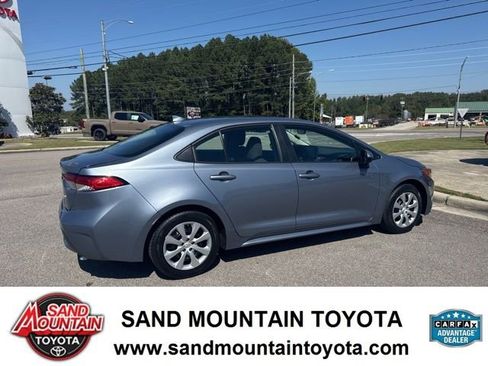 Used 2022 Toyota Corolla LE image 3