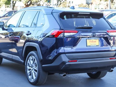 Used 2023 Toyota RAV4 XLE Premium image 8