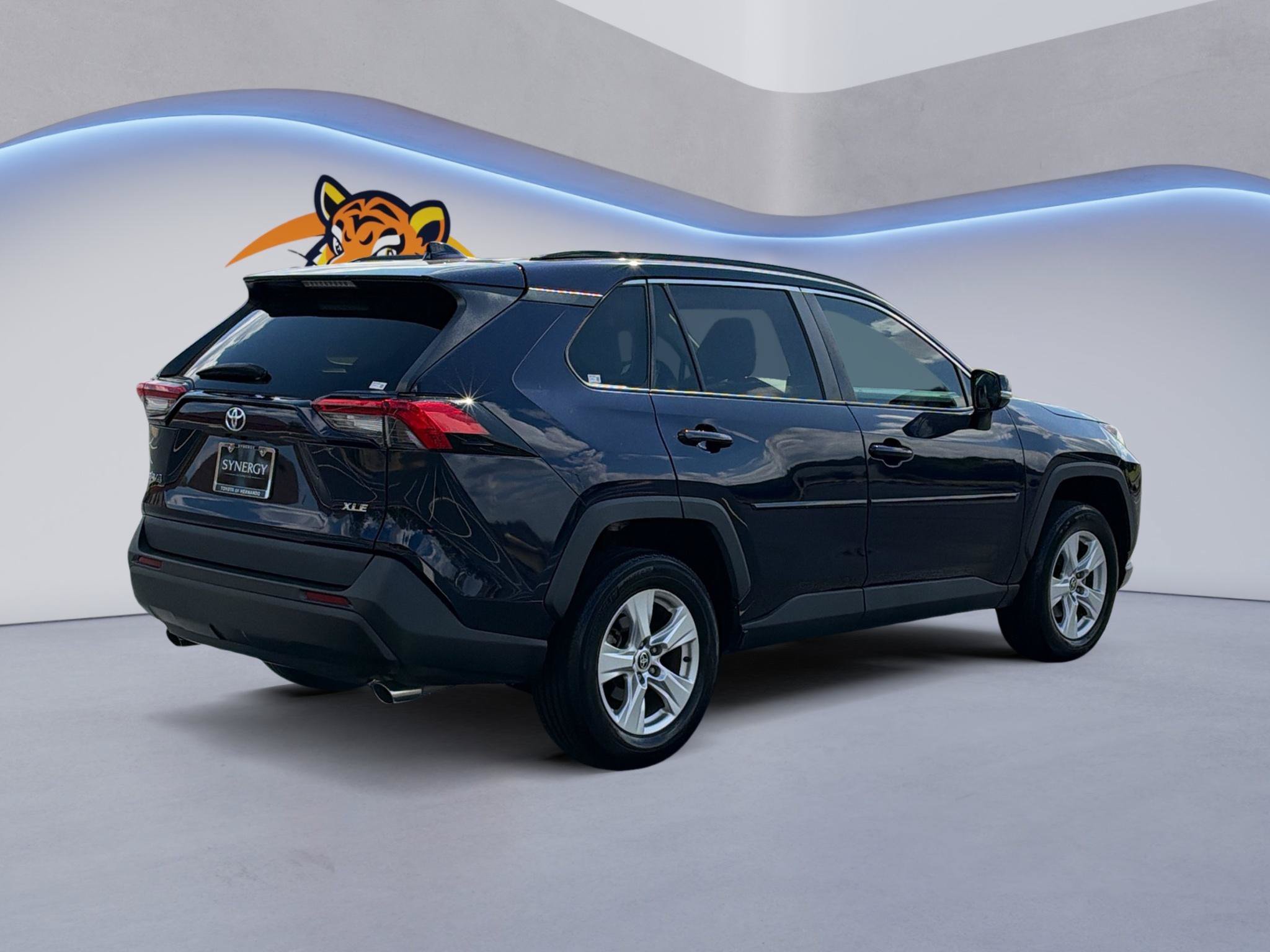 Used 2021 Toyota RAV4 XLE w/ Convenience Package FWD image 5