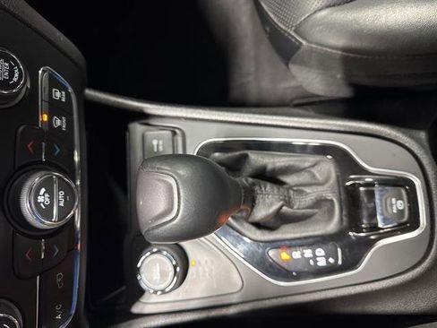 Used 2020 Jeep Cherokee Limited image 16