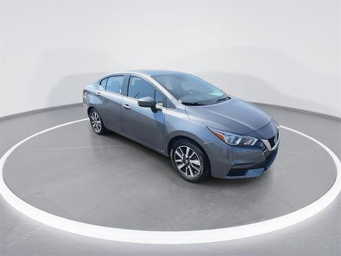 Used 2022 Nissan Versa SV image 2
