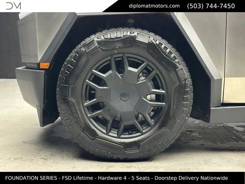 Used 2024 Tesla Cybertruck AWD Crew Cab image 37