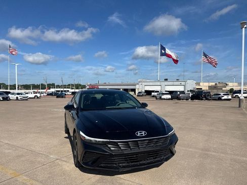 Used 2024 Hyundai Elantra SEL w/ Convenience Package FWD image 3