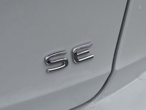 Used 2024 Volkswagen Jetta SE w/ Panoramic Sunroof Package image 14